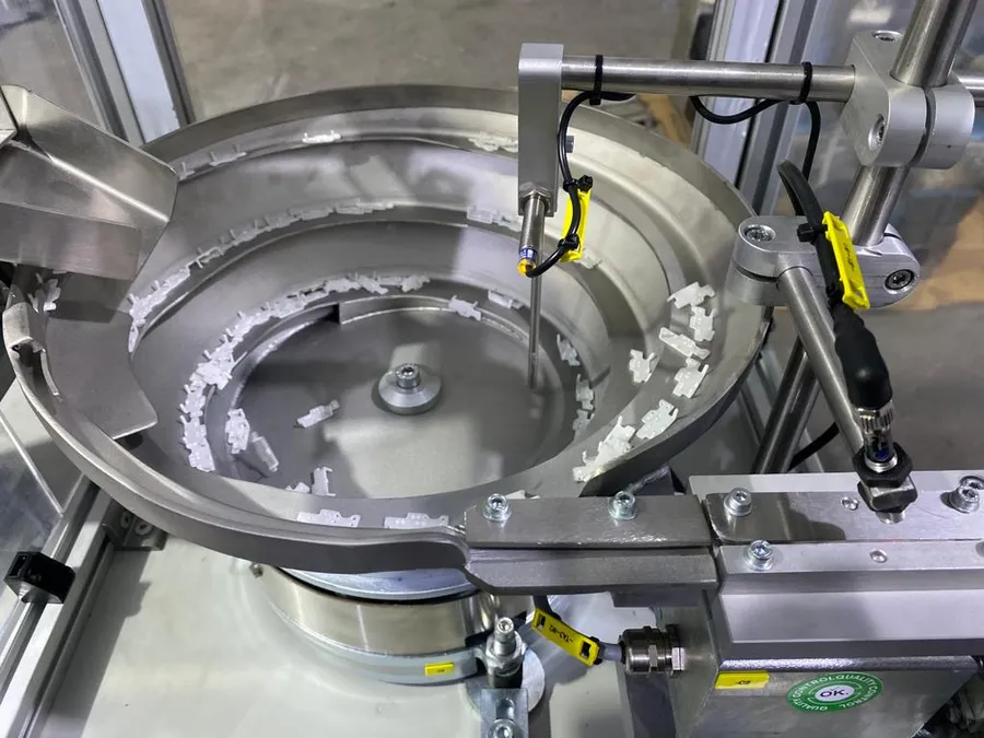 Konik sarsak çanağında sıralanan plastik parçalar