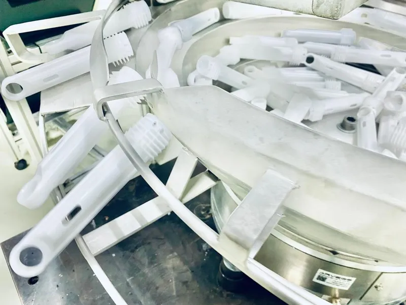 Konik sarsak çanağında sıralanan beyaz plastik parçalar
