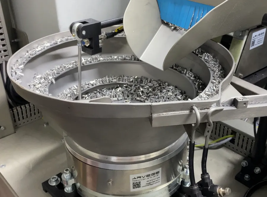 Metal perçinleri sıralayan Arvege çanak tipi vibrasyon dizici
